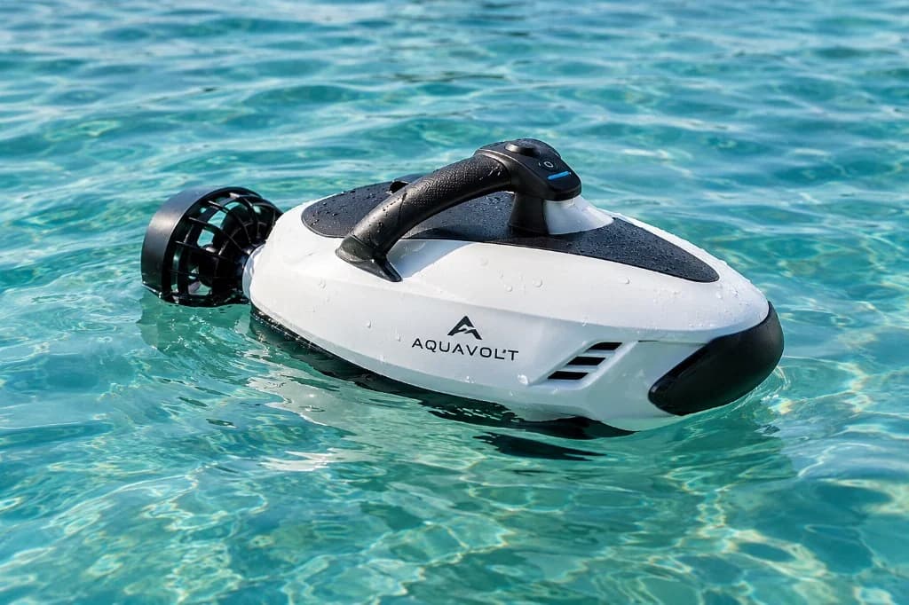 Weißer AQUAVOLT Wave Mini Wasserscooter mit schwarzem Griff auf türkisem Wasser